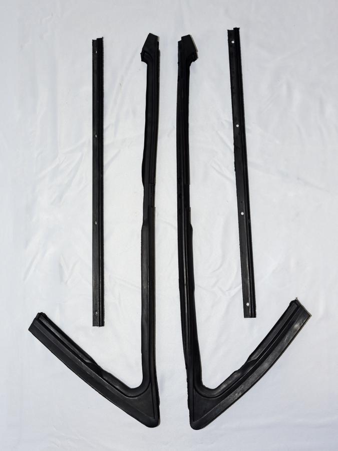1968-1972 Chevrolet / GMC Panel, Pickup, Suburban and Utility Vent Seals V2563G